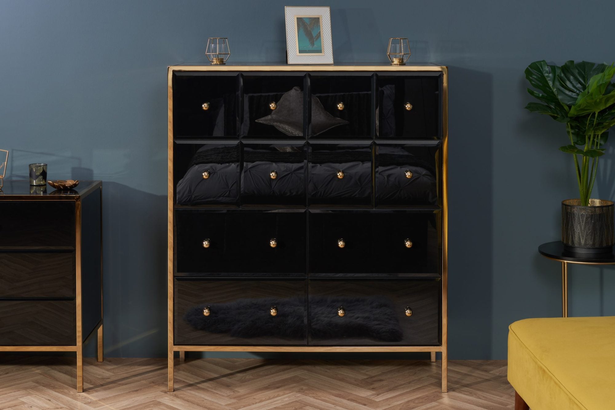 Flirty Merchant Chest Black & Gold